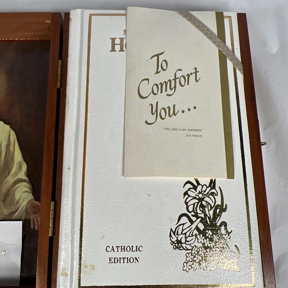 Holy‎ Bible Memorial Edition in Wooden Cedar Box Gift